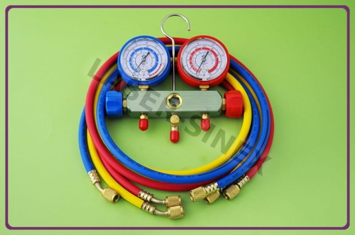 manometry wraz z wężami do czynnika klimatyzacji R134A, listwa manometryczna do serwisu klimatyzacji samochodowej, narzędzia do obsługi układu klimatyzacji w samochodzie