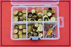 Zestaw mosiężnych nakrętek na porty serwisowe, zaworki Schredera z kluczykiem do wkręcania / wykręcania zaworków, narzędzia dla serwisów klimatyzacji (ZZ-003)