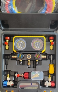 ZESTAW MANOMETRÓW na czynnik R134a klimatyzacji samochodowej w komplecie z trzema wężami i złączami serwisowymi, przyrząd kontrolno pomiarowy, wyposażenie warsztatu i stacji obsługi klimatyzacji MR-003